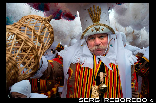 Bèlgica, el carnaval de Binche. Desfilada Festival Mundial de la UNESCO Patrimoni. Bèlgica, Valònia Municipi, província d'Hainaut, poble de Binche. El carnaval de Binche és un esdeveniment que té lloc cada any a la ciutat belga de Binche durant el diumenge, dilluns i dimarts previs al Dimecres de Cendra. El carnaval és el més conegut dels diversos que té lloc a Bèlgica, a la vegada i s'ha proclamat, com a Obra Mestra del Patrimoni Oral i Immaterial de la Humanitat declarat per la UNESCO. La seva història es remunta a aproximadament el segle 14. Esdeveniments relacionats amb el carnaval comencen fins set setmanes abans de les celebracions principals. Espectacles de carrer i exhibicions públiques es produeixen tradicionalment en els diumenges s'acosta al Dimecres de Cendra, que consisteix en actes prescrits musicals, danses i marxes. Un gran nombre d'habitants de Binche passen el diumenge directament abans del Dimecres de Cendra en el vestit. La peça central dels treballs del carnaval són executants de pallasso conegut com Gilles. Apareixent, en la seva major part, el dimarts de Carnaval, el Gilles es caracteritzen per les seves vestit vibrant, màscares de cera i calçat de fusta. El seu nombre és fins a 1000 en un moment donat, el rang d'edats entre 3 i 60 anys d'edat, i són habitualment masculí. L'honor de ser una Gille al carnaval és una cosa que s'aspira per homes locals