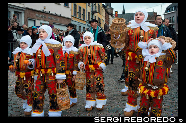 Bèlgica, el carnaval de Binche. Desfilada Festival Mundial de la UNESCO Patrimoni. Bèlgica, Valònia Municipi, província d'Hainaut, poble de Binche. El carnaval de Binche és un esdeveniment que té lloc cada any a la ciutat belga de Binche durant el diumenge, dilluns i dimarts previs al Dimecres de Cendra. El carnaval és el més conegut dels diversos que té lloc a Bèlgica, a la vegada i s'ha proclamat, com a Obra Mestra del Patrimoni Oral i Immaterial de la Humanitat declarat per la UNESCO. La seva història es remunta a aproximadament el segle 14. Esdeveniments relacionats amb el carnaval comencen fins set setmanes abans de les celebracions principals. Espectacles de carrer i exhibicions públiques es produeixen tradicionalment en els diumenges s'acosta al Dimecres de Cendra, que consisteix en actes prescrits musicals, danses i marxes. Un gran nombre d'habitants de Binche passen el diumenge directament abans del Dimecres de Cendra en el vestit. La peça central dels treballs del carnaval són executants de pallasso conegut com Gilles. Apareixent, en la seva major part, el dimarts de Carnaval, el Gilles es caracteritzen per les seves vestit vibrant, màscares de cera i calçat de fusta. El seu nombre és fins a 1000 en un moment donat, el rang d'edats entre 3 i 60 anys d'edat, i són habitualment masculí. L'honor de ser una Gille al carnaval és una cosa que s'aspira per homes locals