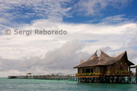 Sipadan Water Village és un resort de bella construcció amb un disseny arquitectònic Bajau. Part de la Illa de Mabul és també llar dels pescadors Bajau que construeixen tradicionalment les seves caixes amb fulles de palma trenada. Els Bajau Laut, l'única tribu nòmada de gitanos del mar que passen les seves vides en l'aigua. Al llarg dels anys, alguns han optat per una vida més sedentària en els pobles en un antic ancoratge com Mabul.