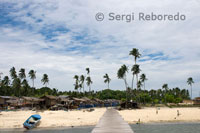 Poblado gitano en la isla de Mabul cercana a la isla de Sipadan. La isla de Sidapan fué declarada parque natural y sus playas son el lugar de puesta de huevos de las tortugas verdes. Las inmersiones en Sidapan son conocidas por sus paredes verticales y por su abundante fauna pelágica.