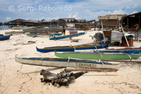 Barcas recostadas junto a la arena en la isla de Pulau Mabul, paraiso de los submarinistas y habitada por los gitanos del mar. Mabul es, sobre todo, conocido por su proximidad a la isla de Sipadan (Malasia).
