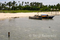 Un niño juega en la orilla del mar junto al poblado de gitanos pescadores en la isla de Pulau Mabul. 