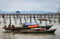 Barcas de pescadores junto al embarcadero en Pulau Mabul. Sus habitantes, mayormente inmigrantes filipinos,se dedican a la pesca.