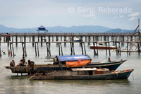 Barques de pescadors al costat del embarcador a Pulau Mabul. Els seus habitants, majoritàriament immigrants filipins, es dediquen a la pesca.