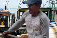 Un pescador sobre una barca en el puerto de Semporna. Borneo.