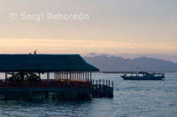 Puesta de sol en Semporna. Hotel Dragon Inn. Puerta de entrada del buceo hacia las cercanas islas de Pulau Sipadan y Pulau Mabul.