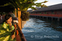 Pasarelas interiores del Hotel Dragon Inn en Semporna. Este de Sabah. Una niña mirando uno de los canales interiores. 