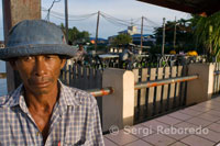 A fisherman poses for the camera in the port of Semporna, the gateway to Sipadan. Sipadan is well known: the walls with huge schools of barracuda and jacks, turtles and white tip sharks and occasional dull moment blankets and hammers. It is expensive (about 150 euros a day with 3 dives) but it's worth. Some operators (Chang, among others) are not recommended by the material in poor condition and the passivity of their dive masters. Borneo Divers Scuba Junkie and are the best, but often have reservations Sipadan busy for months.