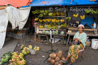 Una venedora a l'exterior del mercat de Sandakan. Est de Sabah.