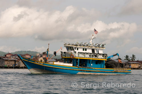 The fishing boats leave and enter the port of Semporna continuously, as do those of transporting divers to Pulau Mabul and Pulau Sipadam. In the diving area Sipadam, suddenly, the sand ends, and a vertical wall collapses in the almost infinite depths, far beyond what our eye can reach, home to thousands of species of plants and animals interact perfect harmony like a symphony musicians. You have to decide what to dedicate because fish are less than one centimeter, and about a shark is going to 3 meters or a giant turtle, and if you're jumping from small to large and vice versa agobiándote and you can just get dizzy . Better concentrate on a big dip, and the next in the small, or vice versa. The break between the first and second dive at Sipadan is done, but on the beach and pier, and all accommodations are closed, with no trespassing signs, and the army is patrolling and housecleaning. There is a little strange to see the colorful costumes of the divers in contrast to those of military camouflage and heavily armed and unfriendly faces, not if they are annoyed by having to protect some foreigners who are going to dive in paradise.