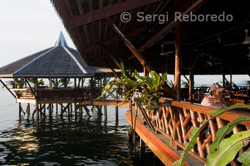 Floating Restaurant Hotel Dragon Inn. Dragon Inn is a resort island itself. Opened in 1985, is a popular stop for travelers heading to the famous Sipadan and Mabul. Resort offers a very distinguished experience of many places in Malaysia can offer. The rooms are built on stilts and have a spectacular view of the ocean, Bajau Laut of lepa boats and sunsets. Dragon Inn (Pier Semporna, Sabah. tel: 60 8978 1088. www.dragoninnfloating.com.my). In Semporna jetty is the Dragon Inn. Excellent to visit the islands of the east coast of Sabah. The accommodation is simple with Malaysian décor. It has a large aquarium where the fish without getting wet look or try fishing from the balcony. The restaurant offers seafood and fish fresh from the water. From 50 €.