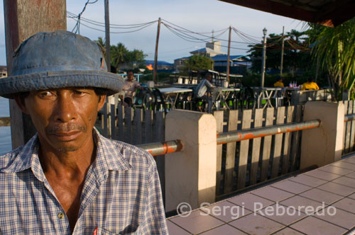 A fisherman poses for the camera in the port of Semporna, the gateway to Sipadan. Sipadan is well known: the walls with huge schools of barracuda and jacks, turtles and white tip sharks and occasional dull moment blankets and hammers. It is expensive (about 150 euros a day with 3 dives) but it's worth. Some operators (Chang, among others) are not recommended by the material in poor condition and the passivity of their dive masters. Borneo Divers Scuba Junkie and are the best, but often have reservations Sipadan busy for months. l best resort for my taste is the Mabul Water Bungalow, but also the most expensive, will have to do budgets. In this resort there are three types of accommodation in wooden cabin on the island, in a bungalow overlooking the sea and on stilts in the water. The latter are the best and most expensive, but worth it because it is a luxury and it will take away all the mosquitoes to be in the water. You also have the Sipadan Water Bungalow and Borneo Divers, all these on the island of Mabul. On the island of Kapalai, which is not an island but rather a sand spit at low tide it is exposed and the resort is all stilts in the water, is the Kapalai Resort. Also opposite the island of Mabul is a former oil rig has now been converted into a hotel for divers.