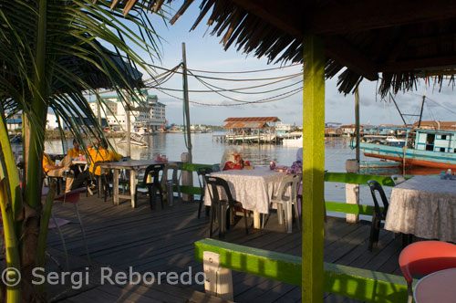 One of the many restaurants in Semporna where we can test the delicioasa Malaysian food. In early 1890s, the population was about 200 Tawau comprising mainly immigrants and Tawi-Tawi Bulungan who had fled from Dutch rule in Kalimantan, Borneo. This little village remained trade with the Dutch. In the February 9, 1893, the recipient S. "Normanhurst" sailed in Tawau (or Tawa as it was then known) for the first time with a full charge Dammar, of gutta-percha, India rubber, shell, and ivory to barter for the Broken, raisins, nests of birds and rubber. It was in 1898 that a settlement was established and Chinese immigrants began settling in Tawau. At that time, conditions in China were chaotic. The mass unemployment and hunger were pervasive as a result of the Opium War. The Chinese especially in the southern part of China immigrated to British and Dutch colonies in Southeast Asia particularly oriental.Los measures were taken to establish the rudiments of local government by the company of British North Borneo (loaded). (The annual volume of North Borneo 1966-1965 recorded that Tawau was founded in 1898). The leases of land were alienated by the administration. Since Tawau is situated near the border with Indonesia, it is worth mentioning here that the limit is Sebatik 4 ° 10'N latitude that was defined in 1912 by a Boundary Commission comprising officials from the United Kingdom and Netherlands . A joint report was prepared along with a map and duly signed by their respective commissions in Tawau on 17/2/1913. By a protocol between the UK and the Netherlands signed in London on 28/9/1915, the two governments confirmed the common report and mapa.En the 30's, quickly prospered Tawau due largely to its agricultural potential. The resident population rose from 1931 to 1800. Kuhara rubber and the states of Manila hemp and coconut Kubota states were the two largest plantation time. Mundal War (1914-1918) does not directly affect Tawau, which had, however, suffered its share of world depression. Sandakan was the permanent seat of government and the trade center, Tawau was a small but thriving city. By the end of the 30's, there were about 60 shophouses, all wood-have built, lining the two main streets of Tawau, Dunlop Street (named after A. Dunlop who was an officer of the district) and street Cheong man (now part of Dunlop Street.) Man Cheong was a popular cafe. It still works on Dunlop Street. Dunlop Street was so close to the shore than the shops on one side were removed on the high water mark. Most shops were owned by the Chinese and sold food products and equipment in homes and small holdings. There were some coffee shops and houses was huéspedes.El Tawau center field, with the sea on one side and whitewashed buildings of wood in the other three - the district office, quarters for the police, Resthouse government none more than two stories high. A tower (which still stands in the area of the city) was built by the Japanese after World War I and the hours are sounded at intervals by the police guard. The scene was quiet and beautiful. Traffic was limited - a handful of private cars, trucks and vehicles belonging to the states. Field, branched Dunlop Street in Apas Road, which branched off to the states and sin Kuhara rubber on. Area was very inhibited and small and well defined. His people knew intuitively that she had to live and work together. Despite the many races, ethnicities and religions, the city was so peaceful. There was no serious crime, doors and windows of dwelling houses were usually left abiertas.Había or supply of electricity or drainage pipe. The water supply to the city was through tubs set in the truck that ran along the line of narrow gauge trolley Tawau River. The tubs were hauled by hand. A telephone line linked the district office to the district officer's house, the house light and the state of Kuhara. The government wireless station daily reported Sandakan, where the messages were transmitted to Hong Kong and Singapore. There was no bank, but the money could be sent through the post office and the Treasury accepted and compensated Bank deposit for Estatal.Había 300 Japanese who worked in the States and 100 in Si-Amil Island. Possessed the largest states (state Kuhara) (and golf). There was a state hospital and a representative office of a Japanese bank established for the benefit of Japanese people. His commercial fishing (mainly tuna) was unique. His company, fishing company of Borneo, whose office and factory was located at Si-Amil Island (east Mabul and Sipadan Islands.) Apparently, all the workers there were Japanese. Japanese men crewed fishing boats, while the canning factory was operated mainly by Japanese women. Workers and suppliers arrived in Tawau on Japanese ships, and all were landed on release and direct lighters and taken to the Si-Amil. Despite their commercial activities, leaving no NO? Tawau major impact in terms of life in local affairs, social or cultural. Kinabalu of Sabah Steamship Company (subsidiary of the company charged) linked to the Sandakan Tawau, the Lahad Datu, Semporna and the Tungku. The ship was wrecked Semporna and later replaced by S. Bakau Baynain by the Company (also a subsidiary of the company charged). The cruise of the government, "Petrel" was based in Tawau. But service was often used elsewhere. Beyond that, there are very few arts of navigation. There was no airfield in Tawau (or anywhere in Sabah). There was a small public hospital near the shore but did not have any?? No medical officer. Sent Sandakan to Tawau in 1939-1940 season, but lasted a doctor by the name of Ernst Sternfeld maintained schools only a few months.The Chinese community. The Roman Catholic Church was established in 1922 and later provided the only elementary school English. The mosques were unobstentatious. The district office was run by expatriate district officer and assisted by an interpreter main seller and the court, Mr. OKK Abu Bakar was another senior - respected figure in the community. The "Chinese, Kapitan" was Mr. Stephen Tan (who was later killed by Japanese invaders). A letter from Tawau to Sandakan could take more than 9 days to arrive and nineteen days was the average time to get to a point Singapore. Since it took many days for the locals receive emails and newspapers tended to rely on radio to stay informed of world news - for the wars in Europe, China etc. Even then, few people could produce a set of radio.En January 1942, North Borneo was invaded by the Japanese naval military forces of y. As Japanese forces advanced along the coast of Borneo, Kuching's old field, then to Jesselton - while Tawau continued normally. On January 19, 1942, the wireless station went off the air Sandakan. On January 24, 1942, sighted the Japanese invaders Tinagat Batu. The officer (col Adam) and his assistant district invaders found on the pier and were arrested immediately. Adam Cole, after forty-four months in Japanese prison camps, died in September 1945 on the same day it was launched by the allied forces. For three years the half Tawau and the rest of the country remained under Japanese occupation until liberation finally drives north Australian division, which landed in Labuan on 10 June 1945. The British administration of the military Borneofound northern colony in a state of devastation. Like all major cities in color, Tawau was destroyed or damaged by the shelling and occupation fuego.Durante Japanese massacred many inhabitants, including many government servants. The British military administration continued until July 15, 1946, when the Borneo became a red and resumed the civil government. Many records have been destroyed before the war. The emphasis in the immediate postwar period had been referred to rehabilitation and reconstruction. A plan of reconstruction and development for the years 1945-1955 was adopted in 1948 for color. There had been many programs in the field of social services. The board of the city of Tawau was established in 1955 with control over their own finances and local authorities.