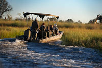 Una llanxa ràpida navega pel Delta de l' Okawango en un safari aquàtic organitzat des del campament Eagle Island Camp d'Orient Express , als afores de la Reserva d'Animals de Moremi , a Botswana . Hi ha rius que moren al mar , cursos d'aigua que recorren quilòmetres i quilòmetres per la terra , engreixant , augmentant el seu cabal , per alliberar-lo en l'oceà . Hi ha altres que desemboquen en llacs, en altres rius ... Però hi ha altres , molt pocs, que desafiant el que estableix acaben abocant les seves aigües en les sorres del desert , terra endins , desapareixent , esfumant-se com per art de màgia . Això és el que li passa al riu Okavango , 1.600 quilòmetres després de néixer . Després brollar al sud-oest d'Angola ( on té el nom de Cubango ) , gira cap a l'est , allunyant-se del mar , iniciant el seu recorregut al llarg de la frontera entre aquest país i Namíbia ( coneixent-se llavors ja com Okavango ) per anar a morir a Botswana . Ben lluny de l'Atlàntic i l'Índic , a la meitat del con sud del continent , creant el major delta interior del món . És el Kalahari el que acull les aigües del riu , especialment en els mesos de juliol i agost , poc després d'entrar a Botswana pel nord