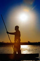 Una de les maneres de realitzar un safari aquàtic és fer-ho en unes barques anomenades mokoros, les canoes tradicionals que utilitzen els habitants del delta, i arribar amb elles a alguna de les illes amb terra ferma per passar-hi la nit entre sorolls de hipopòtams i de hienes, a recer d'una foguera i sota el cel estrellat més bell i diàfan puguis imaginar. Tot ben regat amb Amarula, una mena de licor de cafè que es fa amb el fruit d'un arbre de la selva i amb el qual fins els elefants es posen feliços de tant en tant. D'allí partim directes a un d'aquests llocs que un viatger té sempre com a pendent, el delta de l'Okavango. Un estrany riu que neix de les entranyes del Kalahari, per xopar tot de vida i perdre de nou entre la sequedat d'Àfrica. És complicat descriure un lloc que es recorre en mocoros (una mena de canoes), travessant papirs, lliris i canyissars i amb una sorprenent vida salvatge camuflada en l'entorn (és difícil, almenys, transmetre les sensacions). Estirats en aquelles barques, empeses per un "puller" que maneja el mocoro amb un llarg pal de fusta que submergeix en les poc profundes aigües que ofeguen el desert, la vida sembla una cosa senzilla. Ells beuen l'aigua de la deu, pesquen peixos amb xarxa, dormen sota el rastre d'una candela al mig d'una illa deshabitada. I allà estàs tu, contemplant com unes desenes d'hipopòtams ens recorden que aquelles són les seves terres, escoltant les seves veus retrunyir entre la mala herba, seguint l'empremta d'algun dels elefants que hem vist en els vessants i (una cosa personal) pensant que un petit bar a la zona per quedar-se amb una copa seria el colofó ??a un dia perfecte (és per lapidarme, ho sé). És el defecte que tenim alguns enamorats d'aquesta cosa de perdre'ns pel món, que si poguéssim portaríem un celler a la maleta per beure a glops solitaris. Hi ha multitud d'imatges inoblidables d'aquells dos dies: un capvespre a primera línia de Delta amb la llum vacilándonos al seu antull, una mica d'aigua sobre el meu cap com que la meva mocorista estava ja una mica cascat, incapaç de seguir el ritme dels més joves, i va acabar remant per avançar pams