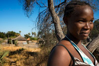 Retrat d'una noia Batawana . En els voltants del campament Eagle Island Camp d'Orient Express , als afores de la Reserva d'Animals de Moremi , a Botswana hi ha un campament on resideixen un centenar d'indígenes de la tribu Batawana . És possible realitzar excursions en canoa per visitar el seu poblat . Cistelleria en Moremi . Cada cistella és única , i es tarda en fer de mitjana entre 4 a 6 setmanes per les expertes mans de dones de zones rurals de la regió del delta de l'Okavango . La principal matèria primera utilitzada per produir cistelles a Botswana és la fibra vegetal extreta de la Palmera anomenada Mokola . Els diferents colors s'obtenen de diverses escorces i arrels d'arbres i arbustos . El suau i agradable aroma natural que desprenen ens fan traslladar mentalment a la savana africana . Mesura aprox . : 9 cm d'alt i 31 cm de diàmetre . Pertany al projecte de comerç just i desenvolupament de comunitats locals Botswanacraft . CURIOSITATS : Els usos tradicionals que se li han donat a les cistelles , que a Europa ja s'ha perdut , però que a l'Àfrica continua utilitzant , són diversos . Les tancades amb tapa , s'utilitzen per a l'emmagatzematge de gra i llavors , mentre que les cistelles obertes en forma de bol són utilitzades per les dones per carregar objectes sobre els seus caps