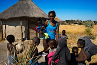 Unos niños junto a una joven madre vestida con ropa occidental en el campamento Batawana. En las inmediaciones del campamento Eagle Island Camp de Orient Express, en las afueras de la Reserva de Animales de Moremi, en Botswana hay un campamento donde residen un centenar de indígenas de la tribu Batawana. Es posible realizar excursiones en canoa para visitar su poblado. Lengua tswana Religión: El cristianismo y la religión tradicional africana. Grupos étnicos relacionados. Otros pueblos bantúes de Sudáfrica. El tswana son un pueblo del sur de África. La lengua tswana pertenece al grupo de las lenguas bantúes Níger-Congo. Étnico tswana constituyen alrededor del 80% de la población de Botswana. En el siglo XIX, la ortografía y la pronunciación común de Botswana fue Bechuana. Por lo tanto, los europeos se refirieron a la zona habitada por los tswana como Bechuanalandia. En la lengua tswana, sin embargo, Botswana es el nombre para el país de la tswana. 