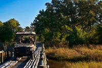 Un dels ponts propers a la porta d'entrada al Delta de l'Okavango prop del campament Khwai River Lodge d'Orient Express a Botswana, a l'interior de la Reserva Salvatge de Caça Moremi. Botswana. Al segle 19, les hostilitats entre el tswana habitants de Botswana i ndebele tribus que van ser emigrant en el territori des del desert de Kalahari. També una escalada de tensions amb els colons de Boer el Transvaal. Després de les crides dels dirigents de la batswana Khama III, Bathoen Sebele i d'assistència, el Govern britànic el 31 març 1885 posar "Bechuanalandia" sota la seva protecció. El nord del territori segueix sota l'administració directa com la Bechuanalandia Protectorat i és avui dia Botswana, mentre que el sud del territori va passar a formar part de la Colònia del Cap i ara és part de la província nord-oest de Sud-àfrica, la majoria de parla setswana persones viuen avui al sud d'Àfrica. Quan la Unió de Sud-àfrica es va formar en 1910 de les principals colònies britàniques a la regió, el Protectorat Bechuanalandia, Basutolandia (actualment Lesotho), i Swazilàndia (el "Alt Comissionat de Territoris d'Ultramar") no es van incloure, però es preveuen crèdits per seva posterior incorporació. No obstant això, un vague compromís va ser donat a consultar als seus habitants, i encara que successius governs de Sud-àfrica han tractat dels territoris transferits, Gran Bretanya manté retardar, i que mai es va produir. L'elecció del govern del Partit Nacional el 1948, que va instaurar l'apartheid, Àfrica del Sud i la retirada de la Commonwealth el 1961, va acabar qualsevol possibilitat de la incorporació dels territoris a Àfrica del Sud. Una expansió de l'autoritat central britànica i l'evolució del govern tribal va resultar en 1920 la creació de dos consells consultius que representen els africans i els europeus. Proclamacions, en 1934 van regularitzar tribals Estat i els poders. A Europa i Àfrica consell consultiu es va formar en 1951, i la Constitució de 1961 va establir un consell legislatiu de consulta. Al juny de 1964, Gran Bretanya va acceptar les propostes d'autogovern democràtic de govern a Botswana. La seu de govern es va traslladar de Mafikeng al sud d'Àfrica, recentment creat a Gaborone en 1965.