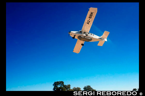 Vols interns en avioneta Cesna entre els diferents campaments de Botswana. Travessant el Caprivi, un dels secrets més ben guardats de Namíbia, arribarem a la reserva d'Mahango, una de les menys visitades del continent. Després de creuar la frontera amb Botswana, arribarem a Tsodilo Hills, antic santuari boiximà que alberga una de les col · leccions de pintures rupestres més impressionants de tota África.En llanxa ràpida ens endinsarem en l'exuberància del delta de l'Okavango i un cop reunits amb els nostres guies locals , navegarem en mekoro (canoes tradicionals) fins al cor del delta, aquí gaudirem d'una acampada lliure en una de les zones verges més espectaculars del planeta. La nostra tercera nit al delta, dormirem en una casa flotant, una vetllada meravellosa en un ecosistema únic. En avioneta sobrevolarem tota l'extensió del delta, des de la riba nord fins a l'extrem sud, on les seves aigües moren en les sorres del desert del Kalahari. En 4x4 viurem moments de gran emoció travessant el cor de la reserva de Moremi situada al delta de l'Okavango, una de les reserves més boniques i menys conegudes d'Àfrica. Seguirem per pistes difícils fins a arribar Savute, àrea exclusiva del parc nacional Chobe on muntarem el nostre campament i sortirem a la recerca de les poblacions de lleons i lleopards. Vorejant el riu, creuarem l'espectacular parc nacional Chobe, últim reducte de les grans rajades d'elefants per acabar de descobrir aquest santuari de fauna africana realitzant un safari amb barca pel riu Chobe, font de vida d'aquest magnífic parc. Deixarem la naturalesa salvatge de Botswana i arribarem a Cascades Victòria. Aquí ens allotjarem a l'Victoria Falls Hotel 5?, Una joia colonial des d'on podrem gaudir d'unes vistes úniques i acomiadar-nos del continent africà amb l'estrèpit de "Mosi oa Tunya" El fum que trona!.