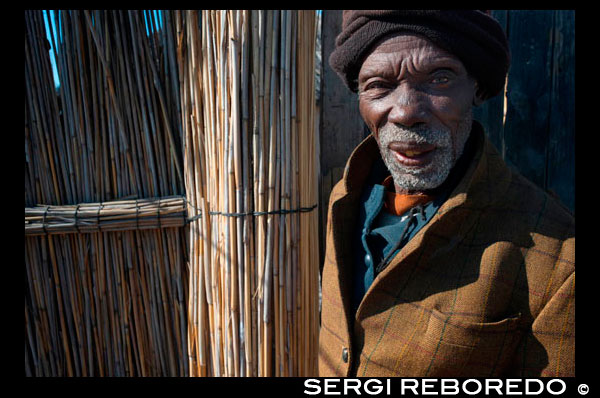 Grandfather portrait in Batawana camp. In the vicinity of Camp Eagle Island Camp by Orient Express, outside the Moremi Game Reserve in Botswana there is a camp where they live a hundred Batawana Indian tribe. You can canoe trips to visit their village. The Republic of Botswana is a landlocked country in southern Africa, with an approximate size of France. It has a population of about 1.9 million inhabitants, most of whom live in the east, the most fertile area of ??the country. The official language and Setswana culture is predominantly belonging to people known as Batawana. There are also many San tribes in the desert region. Botswana has democratic tradition - kgotla system, rooted in Setswana culture based on a system of democracy and freedom of expression where all people have the right to say what they think. Formerly the British protectorate of Bechuanaland, adopting the new name Botswana to declare independence as part of the Commonwealth on September 30, 1966. Bordered by South Africa to the south and southeast, Namibia to the north and west, and Zimbabwe to the northeast. It meets Zambia at a single point. Botswana is known for its political stability, its people friendly and compassionate, and her diamonds. It is the largest exporter of diamonds in the world. The country is mostly flat, and in addition to the delta and desert areas has grasslands and savannas. The savannahs are home to wildebeest, lots of antelopes, and other mammals and birds. Much of the country is occupied by the Kalahari Desert, which makes a valuable water well. The currency is the Pula, which means rain in Setswana. This gives us an idea of ??the value that gave the water - raindrops were considered as the closest thing to money. The 17% of the country has been allocated to reserves and parks, over 10% internationally recommended and Northern Botswana has one of the few large herds of the endangered African Wild Dog. It also has the largest population of elephants in Africa.