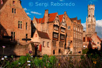 El Campanar de Bruges, Belfort (campanar medieval), Rozenhoedkaai, al costat del pont sobre el Canal de Dijver. Torre del Campanar i Canal Dijver. Bruges, (la Venècia del Nord). Flandes Occidental. Bèlgica No calen moltes paraules per descriure Bruges, encara que la majoria dels tres milions i mig de turistes que el visiten anualment s'entesten a comparar amb un museu a l'aire lliure, un viatge al passat, o un conte de fades fet realitat. El seu nom prové del noruec antic, en el qual Bryggia significa pont, coincidint amb el mateix significat en el flamenc de la paraula Brug. Els ponts són un denominador comú en aquesta ciutat medieval, necessaris per poder flanquejar la multitud de canals que serpenteja per la ciutat. El seu major atractiu és el seu casc històric, que va ser declarat Patrimoni de la Humanitat per la UNESCO l'any 2000, i que manté intactes les estructures arquitectòniques medievals. Les guerres mundials van passar gairebé desapercebudes en aquesta ciutat, on viuen 120.000 persones, que es desplacen majoritàriament amb bicicleta pels seus carrers empedrats.