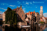 El Campanar de Bruges, Belfort (campanar medieval), Rozenhoedkaai, Pont sobre el Canal de turístiques dilueixi la seva 