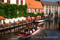 Bruges permet admirar els llocs més bells de la ciutat des d'un angle totalment diferent. Els vaixells segueixen una ruta aquàtica amb un punt de vista diferent. Els guies proporcionen comentaris en diversos idiomes. Els vaixells no estan coberts, encara que disposen de paraigua per als dies plujosos. Durada 30 minuts. Embarcament: Huidenvettersplein Rozenhoedkaai Wollestraat Nieuwstraat Katelijnestraat 