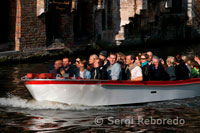 Bruges amb vaixell. Una de les millors maneres de veure Bruges és en vaixell. L'excursió en vaixell de mitja hora (amb comentaris Anglès) operen principalment en els canals del centre de la ciutat i són molt populars a l'estiu (pel que cal esperar llargues cues). Hi ha vaixells que surten cada pocs minuts (tots els dies entre març i novembre) d'una sèrie de molls situats al sud de la Burg, sobretot a prop de Blinde Ezelstraat i Vismarkt. Durant l'hivern hi ha un servei menys freqüent els caps de setmana i festius només. El preu aproximat és de 5,20 € per adults i 2,60 € per a nens de 4-11. Si desitja un viatge de vaixell per la ciutat, cal anar a la Kaai Noorweegse en Dampoort que està a 2 km al nord de la ciutat, a la ruta del autobús número 4 que surt de la Markt, i pujar a bord de la barcassa al riu Lamme Goedzaak que navega pel canal de Damme. Damme és a 7 km al nord de Bruges i una vegada va ser el principal port de la ciutat, però ara és un poble bonic, tranquil i envoltat de camps de vaques i cavalls. Les excursions en vaixell de 40 minuts a Damme surten cada dia a partir de Setmana Santa i fins a principis de setembre i costa uns 5 € / anada 6,50 € adults i 3,40 € anada / 4,50 € nens. 