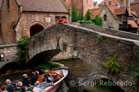 Bruges. Pont Sant Bonifaci. El Pont de Sant Bonifaci és un dels molts ponts de pedra sobre els canals de Bruges, Bèlgica. Aquest pont està prop de la Gruuthuse i Arentshof i encara que de vegades es diu que és el pont més antic de Bruges, no és el cas ja que es va construir al voltant de 1910. Al costat del pont es poden veure antigues cases d'estil medieval, que contribueixen a millorar l'atmosfera. 