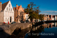 Paisatges de Bruges. Cases al carrer Langerei reflectides al canal. 