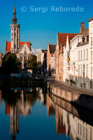 Brujas, canales y la torre Belfort Plaza Mayor: También llamada Markt, esta plaza es el centro neurálgico de Brujas. En ella se sigue celebrando un mercado todos los sábados. Belfort: Se encuentra en la plaza anterior y es la torre más característica de Brujas. Desde la parte más alta, a 83 metros de altura y tras subir 365 escalones, se obtienen las mejores vistas de la ciudad. Academiestraat en el Poortersloge construido en siglo 14 y 15. Este albergue fue utilizado como lugar de encuentro de los ciudadanos ricos de la ciudad. Hoy en día alberga los archivos estatales.  