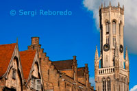 Brujas: El campanario y la Lonja de los Paños. Todo el complejo todavía da testimonio de la importancia de Brujas como centro del comercio medieval. En la sala de tela, la tela de Flandes que se haya fabricado en diferentes ciudades se vendió al resto del mundo. En 1399, por ejemplo, había 384 puestos de venta en la ciudad. Hoy en día, la torre campanario encanta al visitante con la música de su hermoso carillón, que consta de 47 campanas. Otras decoraciones más recientes son la escultura de la Virgen de estilo renacentista y el arma con un león belga. 