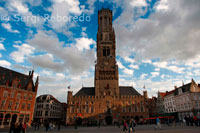 La plaza del mercado (Grote Markt) está libre de tráfico desde octubre de 1996. Ha sido completamente reformada y ahora es una de las partes más atractivas de la ciudad. El monumento principal es, por supuesto, la torre campanario y la sala de tela. En el lado norte del mercado se encuentra la Audiencia Provincial. Se trataba de una sala cubierta donde los barcos podían descargar sus productos para el almacenamiento en los pasillos o vendían directamente los productos en el mercado adyacente. Justo en el centro de la plaza se encuentra la estatua de Jan Breydel y de Pieter. En las otras esquinas de la plaza se encuentran restaurantes y tiendas ubicadas en antiguas casas particulares, así como en casas gremiales. 