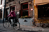 Brujas, Bélgica en bicicleta. Están por todas partes en este pequeño pueblo, a unos 50 kilómetros al noroeste de Bruselas, y son sin duda el mejor modo de transporte durante su visita. Cuando se llega a la estación de tren, se encuentra la primera oportunidad de alquilar bicicletas en la estación, por 6,50 euros el medio día, y 9,50 euros para un día completo. Las bicicletas deben ser devueltas antes de las 7:30 pm, y se le exige que deje un depósito. Si se prefiere una visita guiada, en bicicleta, Toerisme Brugge tiene varias compañías de turismo en bicicleta, como Pink Bear Bike Tours, que organiza paseos sin prisa a la cercana Damme a través de un canal revestido de árboles. Muchas oportunidades de sacar buenas fotos abundan, con pintorescos molinos de viento y pueblos flamencos. Y si se está interesado en explorar Bélgica a través de bicicleta, es bueno saber que las bicicletas se pueden tomar en los trenes, aunque se necesita un ticket especial bici + tren. Además, se aconseja viajar fuera de horas punta con bicicleta, y seguir los consejos de los conductores de trenes en cuanto a donde cargar y descargar la bicicleta. 