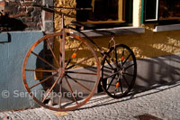 Bicicletas en Brujas: Brujas es un lugar donde se da más importancia a los ciclistas que a los peatones. Por lo tanto, es una buena razón para alquilar una bicicleta para nuestro viaje. Hay un montón de tiendas que permiten alquilar bicicletas y lo bueno es que es también hay de bajo coste. Muchas de las tiendas de alquiler de bicicletas famosas se encuentran cerca de la torre del campanario. Montar bicicleta de noche puede llegar a ser mucho más divertido. 