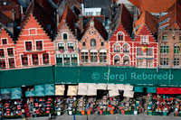 En el lado sur del mercado se pueden ver varias casas de aspecto medieval. En realidad no son medievales, porque muchos de ellas son reconstrucciones modernas de estilos medievales. Algunos críticos utilizan estas reconstrucciones y otras (como la casa de gobierno provincial o de la Santa Capilla de sangre) para reducir la imagen de Brujas a una mera falsificación. Es absolutamente cierto que Brujas es tanto una ciudad medieval como una reconstrucción neo-gótica del siglo 19. No es difícil, sin embargo, entender que los edificios que tienen siglos de antigüedad siempre tienen que ser renovados en ciertos momentos con el único propósito de mantenerlos con vida. 