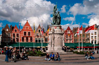 En   mercado se encuentra la estatua de Jan Breydel y Pieter de Coninck. La estatua no sólo honra a estos dos líderes de la 'Batalla de las Espuelas de Oro ", que tuvo lugar el 11 de julio 1302, sino que es quizás una clara declaración de los líderes políticos de la década de 1880 que causaron la emancipación flamenca. Ambos participación en el levantamiento en 1302 de los flamencos contra la ocupación del rey de Francia, conocida como la Batalla de la 'Golden Spurs. Esta batalla también fue el tema central del libro “De Leeuw van Vlaanderen "(el león de Flandes) escrito por Hendrik Conscience en 1838. El romanticismo del levantamiento flamenco se convirtió en un símbolo del movimiento flamenco, que luchó por el reconocimiento de la lengua holandesa y la cultura flamenca en Bélgica dominada en lengua francesa del siglo 19. 