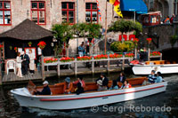 Vaixell: Les barques també es poden utilitzar per viatjar al voltant de Bruges. Aquestes són operades principalment en el centre de la ciutat de Bruges i la mitja hora de navegació és força popular a la ciutat, de manera que es pot esperar una gran quantitat de persones esperant el seu torn. Hi ha vaixells freqüents al sud de la Burge, principalment a prop de Blinde Ezelstraat i el Vismarkt. En temps d'hivern, el nombre de vaixells és bastant reduït. Per a una millor experiència de navegació, tracti de prendre la barcassa Lamme Goedzaak en riu Damme. Damme era coneguda per ser el principal port de la ciutat de Bruges, però últimament és només un bonic poble. Per fer aquest viatge, tot el que has de fer és anar a la Kaai Noorweegse en Dampoort, que es troba a 2 km al nord de Bruges, en la ruta d'autobús número 4 que surt de la Markt. Aquest passeig en bot a Damme dura 40 minuts i funciona tots els dies des de Setmana Santa a principis de setembre. 
