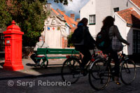 Brujas es una ciudad bastante pequeña con una gran cantidad de lugares atractivos. Debido a que su área es pequeña, todos sus puntos de acceso se pueden visitar a pie. Los zapatos de alto tacón no son recomendables, en esta ciudad que da más importancia a los ciclistas. El mejor sitio para empezar es la plaza Markt, donde se encuentra la oficina de turismo.  