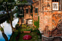 CANALES EN BRUJAS. Brujas es a menudo llamada "La Venecia del Norte" debido a sus pintorescos canales que se encuentran en el centro de la ciudad. Estos canales se pueden explorar a pie o en barco. Fiona Campbell explora las calles empedradas y tranquilos canales que sirven como decorado de la película "Escondidos en Brujas", una comedia de gángsters con una mirada de Colin Farrell y Ralph Fiennes.  