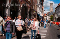 Shopping in Bruges. Bruges' main shopping areas are situated between 't Zand and Markt Square - opening hours are generally between 0900-1800. A number of regular markets take place every week, including at Markt Square on Wednesday mornings, 't Zand Square on Saturday mornings, and Dijver on summer weekends. The Fish Market, across the canal from Burg Square, trades Tuesday to Saturday in the mornings. The big chain stores are concentrated on Steenstraat, while Noordzandstraat features numerous boutique outlets. Any number of shops offering lace and chocolate can be found all over the city centre. A good example of the former is 't Kanthuisje, at Breidelstraat 5, while chocaholics will delight in Chocoladehuisje, Wollestraat 15.