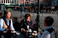 Brujas. Bares y restaurantes en Markt. Esta zona es la pieza central de la ciudad y en muchas ocasiones del año se ubica aquí un pequeño mercado. La plaza es un gran lugar para tener una idea de la ciudad y se encuentra junto a la enorme torre del campanario a un lado, el ayuntamiento al otro lado, además de restaurantes, tiendas y bares. 