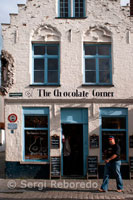 Bruges: El Racó de la xocolata belga. Bruges és la llar de més de 40 botigues diferents de xocolata. Hi ha una a cada volta de cada cantonada. Tot l'any, el ric aroma de la xocolata envaeix de ràfegues la ciutat, Patrimoni de la Humanitat, i un sens fi de pastissers creatius fabriquen centenars de quilos de xocolata a la Swaentje Brugsch (Swan Bruges). La recepta exacta segueix sent un secret, però entre els ingredients principals hi ha la pasta d'ametlles, "Stadsbrouwerij Gruut '(un tipus de farina amb espècies) i" kletskoppen' (un tipus de galetes típcas de Bruges). Una de les xocolateries més famoses Bèlgica Bruges és Dumon. Hi ha múltiples raons per les quals Bruges és la destinació turística de Bèlgica, i la botiga de xocolata Dumon és una d'ells. La senyora Dumon, juntament amb dos fills, Stefaan i Christophe, fan excel.lents xocolates fets a mà cada dia. La gent assaboreix amb entusiasme les seves xocolates de fresca i crema, que esclaten en sabor. No és estrany trobar una petita multitud reunida al voltant de la seva vitrina dedicada a la xocolata. Per gaudir d'una de les barreges, es pot anar a la Línia Xocolata, prop de la Plaça del Mercat. Vuitanta varietats úniques, com una xocolata de gingebre en forma de Buda i un elefant blanc amb safrà i curri temptar seu paladar. Si es busca un massapà, al costat d'un assortiment de bombons de licor, Verheecke ofereix una gran selecció. Per deliciosos bombons amb gust de te, és millor anar a la cantonada de xocolata. Un altre productor de xocolata belga, Godiva també compta amb una botiga a Bruges. Per a altres, les millors marques de xocolata belga són Hans Buri, Guylian, Neuhaus, i Galler. El govern belga regula la producció de xocolata, el que significa que trobar xocolata dolent és gairebé impossible. També es pot gaudir de visites a fàbriques de xocolata belga, museus de xocolata de Bèlgica, o simplement l'opció de visitar les diferents botigues. Per a aquells que són realment sibarites de la xocolata belga, es poden estendre les visites als museus de xocolata, fàbriques i botigues repartides per tot el país.  