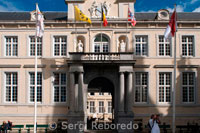 Las Cámaras (Oude Griffie) es el edificio más pequeño, situado a la izquierda del Ayuntamiento. Su fachada renacentista data del siglo 16. En la Basílica, el despacho está decorado con estatuillas doradas. La diosa Justitia decora la fachada, ya que era un edificio de la corte hasta hace unas pocas décadas. A la izquierda del Griffie Oude se encuetra el Tribunal de Justicia (no el poder judicial, que se encuentra en uno de los barrios modernos de las afueras de la ciudad). Los antiguos Tribunales de Justicia ahora albergan algunas oficinas del ayuntamiento. 