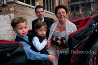 Casar-se en el Burg de Bruges. El Ezelstraat Blinde és un carreró proper a la comuna. A la tornada de la cantonada hi ha l'Ajuntament. La gent que vol casar-se a l'Ajuntament ha de caminar per aquest carrer, de manera que els vilatans diuen que la raó per la que anomenen el carrer de la burra cega és que s'ha de ser un ruc i cec per casar-se. La torre medieval Markt disposa de 88 milions de campanades. Durant el dia, el seu vertiginós ascens, 366 esglaons, ofereixen una gran vista de la ciutat, ia la nit val la pena veure il.luminada. Darrere de la Markt, el Burg està dominat per la façana gòtica de l'Ajuntament. Dins de les atraccions de l'edifici s'inclouen pintures, talles de fusta, i una sala on molts residents de Bruges encara van a casar-se. 