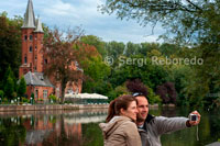 El Lago del Amor y su hermoso parque son la entrada a la hermosa ciudad de Brujas. El Lago del Amor es un lago canalizado. Desde el puente (1740) ya se puede disfrutar de una hermosa vista panorámica de la ciudad. Debido al entorno idílico es sobre todo conocido como "el lago del amor ', la palabra holandesa" Minne "que significa" amor ". En realidad, los orígenes del lago son menos románticos. El lago fue utilizado como depósito de agua, para mantener el agua de los canales a un nivel constante. Junto al lago se encuentra el parque Minnewater, donde a veces en el verano se organizan conciertos. Uno de los símbolos de Brujas es el cisne. Siempre hay un montón de ellos en el "Lago del Amor '. Existe una leyenda que habla de los cisnes de Brujas. En 1488 el pueblo de Brujas había ejecutado a uno de los administradores de la ciudad perteneciente a la corte de Maximiliano de Austria, esposo y sucesor de la duquesa María de Borgoña. El administrador de la ciudad se llamaba 'Pieter lanchals', un nombre que significa "cuello largo". En el escudo de armas de la familia lanchals aparece un cisne blanco. La leyenda cuenta que Maximiliano Brujas fue castigado por obligar a la población a mantener los cisnes en sus lagos y canales hasta la eternidad. La mayoría de estas leyendas y de la interpretación romántica provienen del siglo 19. 