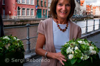 Les persones a Bruges estimen les flors. A la imatge, una florista mostra el resultat d'un bonic ram. 