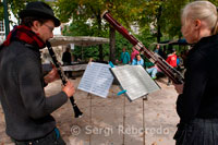 Músics al carrer davant de turístiques dilueixi la seva durant el festival Central Bruges. Bruixes. 