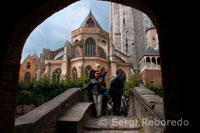 Cuando uno se acerca a Brujas, ya se puede ver desde lejos la torre más alta de la ciudad, la torre de la Iglesia de Nuestra Señora. Aunque esta iglesia no es la más importante a nivel religioso (es la iglesia de San Salvador) sin duda atrae a muchos visitantes debido a su carácter medieval y las importantes obras de arte que se pueden admirar aquí. Arquitectónicamente Nuestra Señora no presenta un estilo uniforme. Su construcción data probablemente de entre la segunda mitad del siglo 13 y finales del siglo 15. El estilo varía desde el estilo románico tardío, y el Escalda-gótico (gótico francés). Por otra parte, en el siglo 18 la Virgen se convirtió en un estilo más contemporáneo. Alrededor de 1900, sin embargo, la iglesia fue renovada al estilo medieval original. La parte más importante y llamativa de la iglesia es, sin duda la torre. El edificio comenzó a mediados del siglo 13. La torre alcanza una altura de 122 metros, lo que la convierte en la segunda más alta torre en una iglesia de Bélgica (La catedral de Amberes tiene la torre más alta: 123 m). Una masa enorme de ladrillos se utilizaron para la erguir la torre. Es imposible imaginar que este edificio poderoso podría colapsar un día o que una autoridad pudiera decidir demolerla. La torre parece que fue construida para la eternidad. La razón por la que tantos turistas visitan la de la Virgen es, por supuesto, la presencia de la Virgen de Miguel Ángel y las lápidas espléndidas de María de Borgoña y su padre Charles the Bold. 