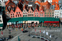 Brujas vista aérea del Markt. La plaza Markt, vista desde el Campanario de Brujas, la Venecia del Norte. Bélgica Flandes Occidental. 